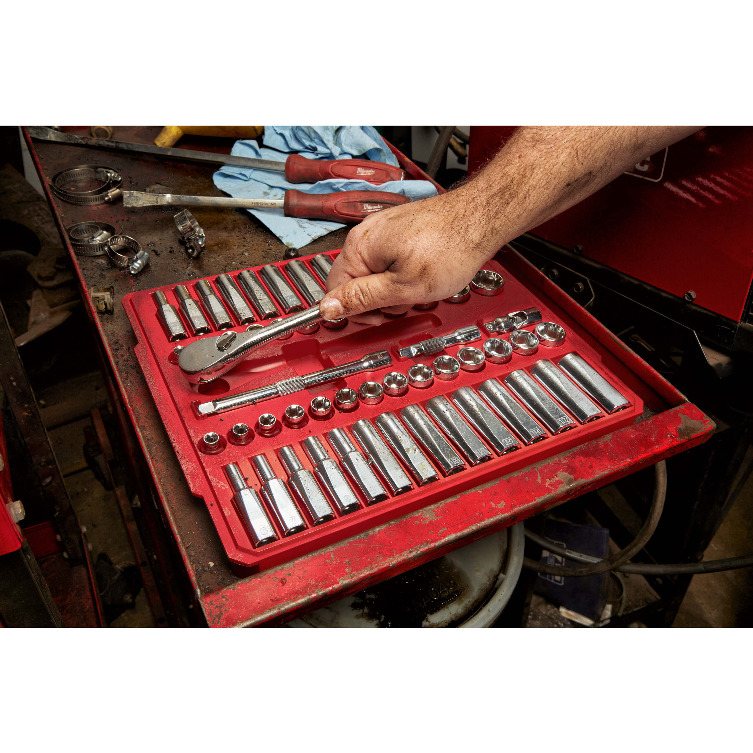 Juego de 56 piezas de vasos y carraca en métrica e imperial ⅜″ Ratchet + Socket Set Milwaukee - Imagen 5